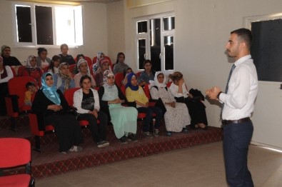 Cizre'de Kadın Kursiyerlere Yaşlıların Bakımı Semineri Verildi
