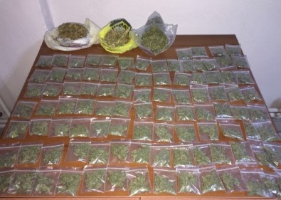 Efeler'de 330 Gram Esrar Satılamadan Yakalandı