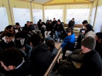 İNSAN KAÇAKÇILIĞI - İtalya'ya Kaçmaya Çalışan 51 Göçmen İzmir'de Yakalandı