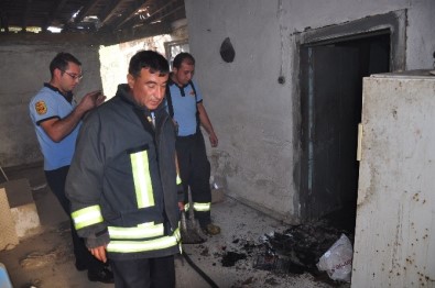 Milas'ta Terk Edilmiş Evdeki Yangın Mahalleliyi Tedirgin Etti