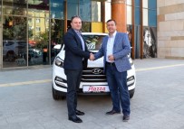 Piazza'nın Hediyesi Hyundai Tucson Talihlisine Teslim Edildi