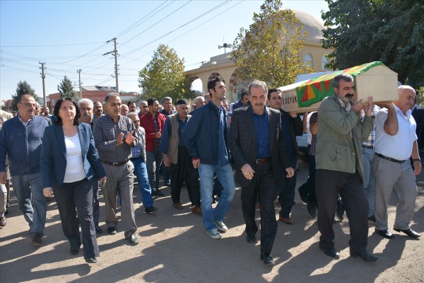 HDP milletvekili PKK'lı teröristin cenazesine katıldı