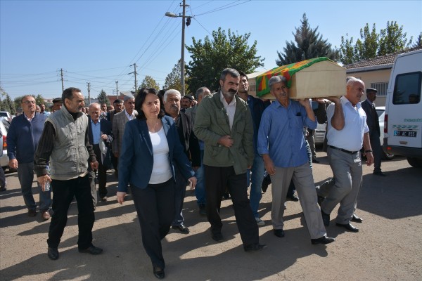 HDP milletvekili PKK'lı teröristin cenazesine katıldı