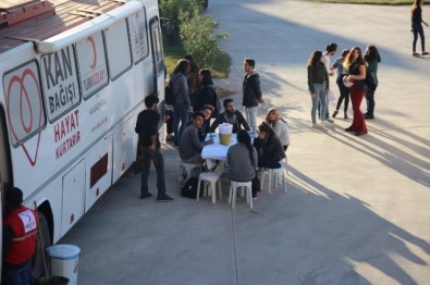 Burhaniye'de Üniversiteliler Kan Bağışladı