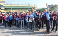 KADIN TARAFTAR - Trabzonsporlu Taraftarlar Merter'de Toplandı