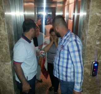 Asansörde Mahsur Kalan 4 Kişiyi İtfaiye Kurtardı