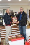 TÜRK MUTFAĞı - Başkan Dişli'ye İki Anlamlı Kitap Hediye Etti