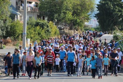 Kumluca'da Cumhuriyet Yürüyüşü Yapıldı