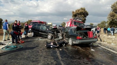 Otomobil İle Ticari Araç Kafa Kafaya Çarpıştı Açıklaması 1 Ölü, 9 Yaralı