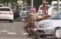 Plakasını Kapatırken Canından Oluyordu