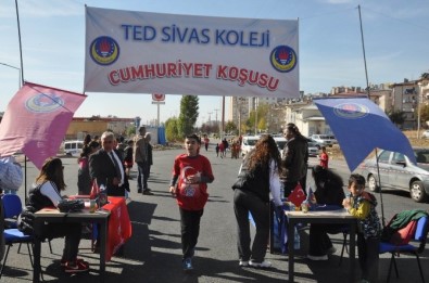Sivas TED Koleji 'Cumhuriyet Koşusu' Düzenledi