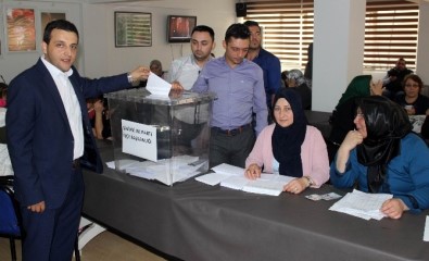 AK Partililer İlçe Başkanı Belirlemek İçin Temayüle Gitti