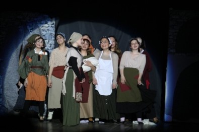 Kafkas Tebeşir Dairesi Oyunu Kartal'da Sahnelendi