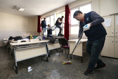 Mahkumlar Konak'taki Okulları Pırıl Pırıl Yaptı