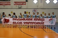 'Darbelere Karşı Blok Yapıyoruz' Pankartı İle Maça Çıktılar