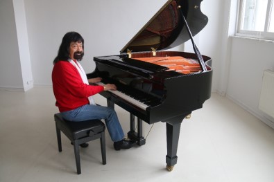 Ermeni Asıllı Sanatçıdan '15 Temmuz' Marşı