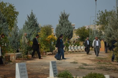 HDP'li Vekiller Terörist Cenazesine Katıldı