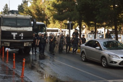 Ayla Akat ve beraberindekiler gözaltına alındı