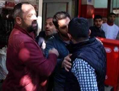 Diyarbakır'da belediye önünde toplananlara vatandaşlardan tepki