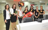 MAHREMIYET - Hasta Hakları Günü'nü Çiçek Vererek Kutladılar