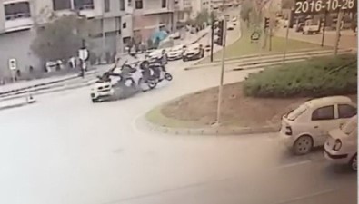 İki Motosiklet Aynı Anda Otomobile Çarptı Açıklaması 2 Yaralı