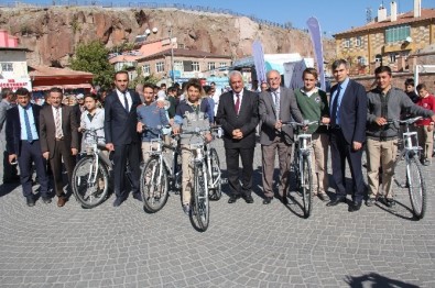 İncesu Belediye Başkanı Zekeriya Karayol, Öğrencilere Bisiklet Dağıttı