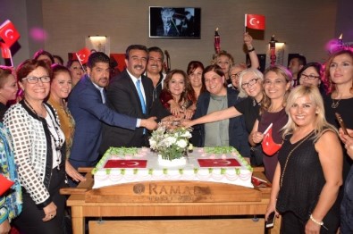 İŞKAD Cumhuriyet Pastası Kesti