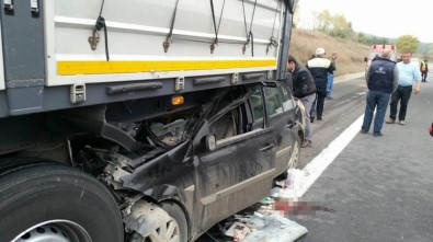 Otomobil TIR'ın Altında Kaldı Açıklaması 2 Yaralı