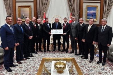 TOBB Heyeti Demokrasi Şehitleri İçin Toplanan Parayı Cumhurbaşkanı Erdoğan'a Takdim Etti