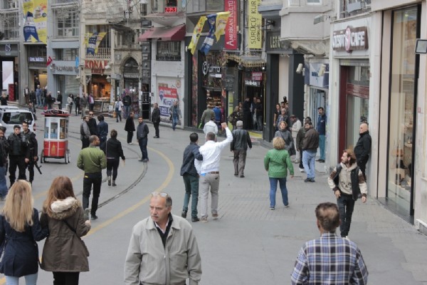 HDP'lilerden İstanbul'da cılız eylemler