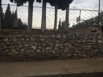 GÖKHAN KARAÇOBAN - Alaşehir Belediyesi Okulun Yıkılan Bahçe Duvarını Yaptı