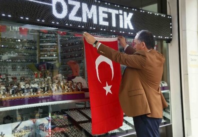 Bağcılar'da Esnafa 10 Bin Türk Bayrağı Dağıtıldı