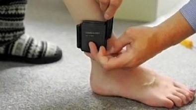 Üvey babasını öldüren genç kıza ev hapsi