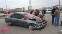GELİN ARABASI - Gelin Arabası Otomobil İle Çarpıştı Açıklaması 6 Yaralı