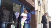 ERDAL EREN - Gözaltına Alınan Öğretim Görevlisinin Eşi Emzirmesi İçin Bebeğini Emniyete Getirdi