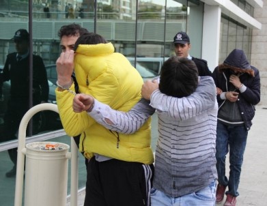 Park Halindeki Araçların Camlarını Ve Lastiklerini Çalan 4 Kişi Tutuklandı