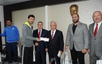 BALıKESIR ÜNIVERSITESI - Rektör Özdemir Başarılı Sporcuları Ödüllendirdi