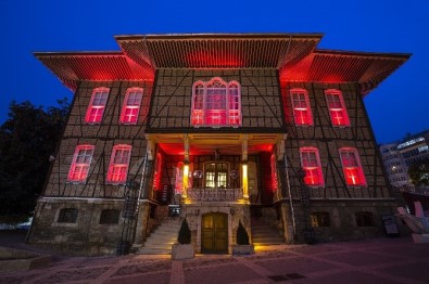 Tarihî Belediye Binası Meme Kanserine Karşı Pembe Renkle Işıklandırıldı