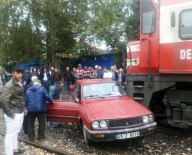 TREN SEFERLERİ - Trenin Çarptığı Otomobilden Hafif Yaralı Kurtuldu