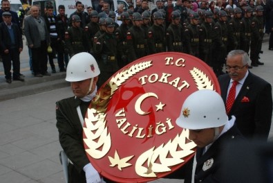 Asker Ve Polis Birlikte Atatürk Anıtı'na Çelenk Koydu