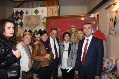 Edremit'te 'Geçmişten Günümüze Cumhuriyet Gelinleri' Sergisi Açıldı