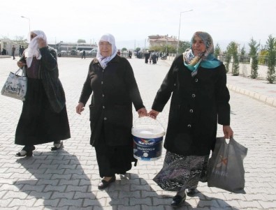 Emine Erdoğan'ı Bir Kova Kızılcıkla Tören Alanında Bekliyor