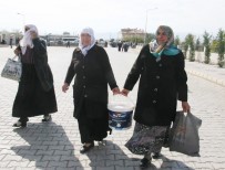 Emine Erdoğan'ı Bir Kova Kızılcıkla Tören Alanında Bekliyor