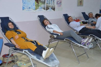 Niksar'da KYK Öğrencilerinden Kan Bağışı