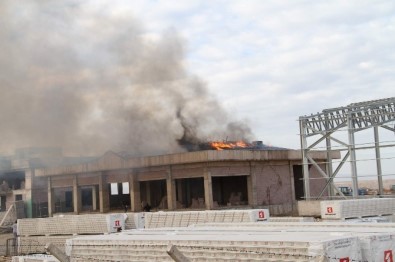 Yozgat'ta İnşaatı Süren Binanın Çatısı Yandı, Çalışanlar Yangını İzledi