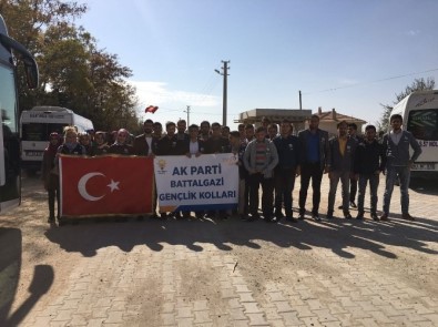 AK Partili Gençlerden, Şehit Ömer Halisdemir'in Kabrine Ziyaret