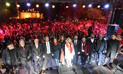 Cumhuriyet'in 93'Üncü Yılı Beşiktaş'ta Coşkuyla Kutlandı
