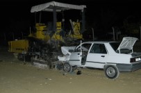 GÖRGÜ TANIĞI - Otomobil, asfaltlama makinesine saplandı: 2 ölü