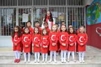 ŞIRINLER - Şirinlerden Bayrak Gösterisi