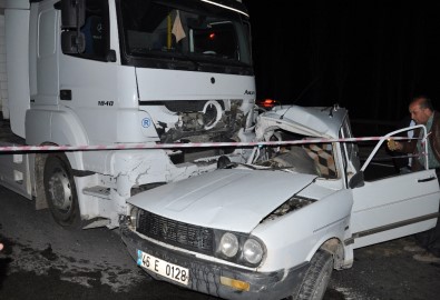 TIR, Otomobili Metrelerce Sürükledi Açıklaması 1 Ölü, 1 Yaralı